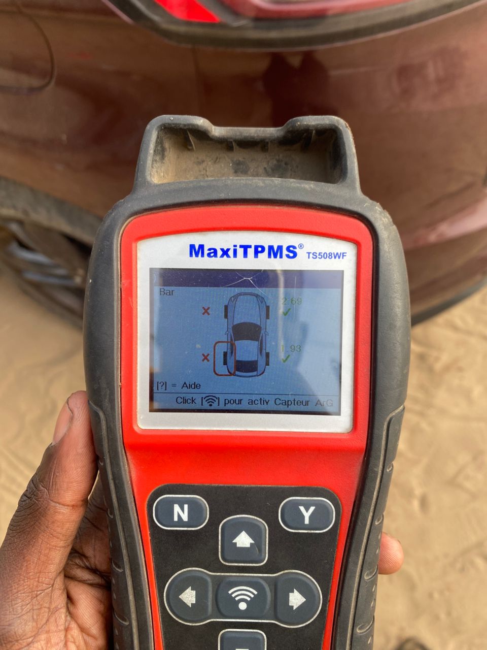 Expert en train d'inspecter un pneu